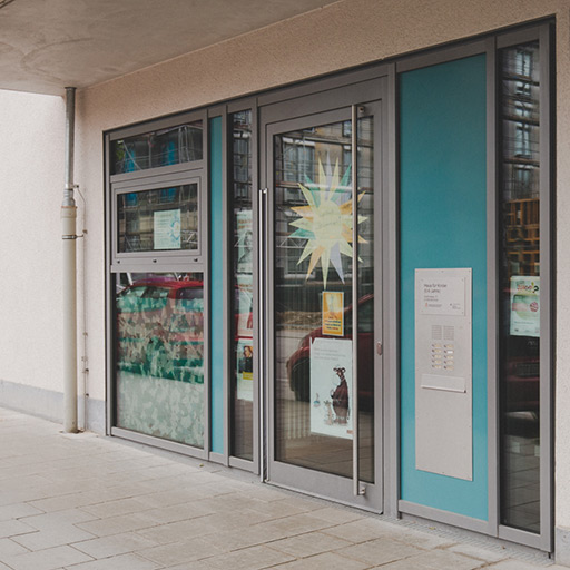 servusKids Disthofweg Haus für Kinder Eingangsbereich Detail